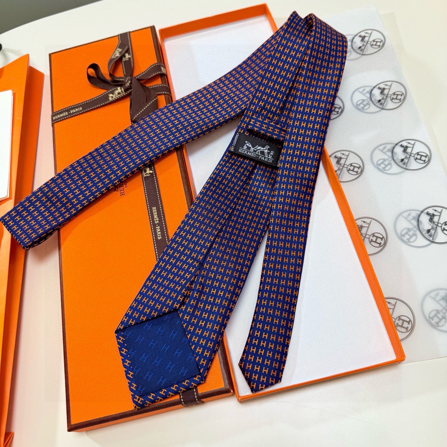 🌾男士新款领带系列【H字母图案领带】👔👔，稀有H家每年都有一千条不同印花的领带面世，从最初的多以几何图案