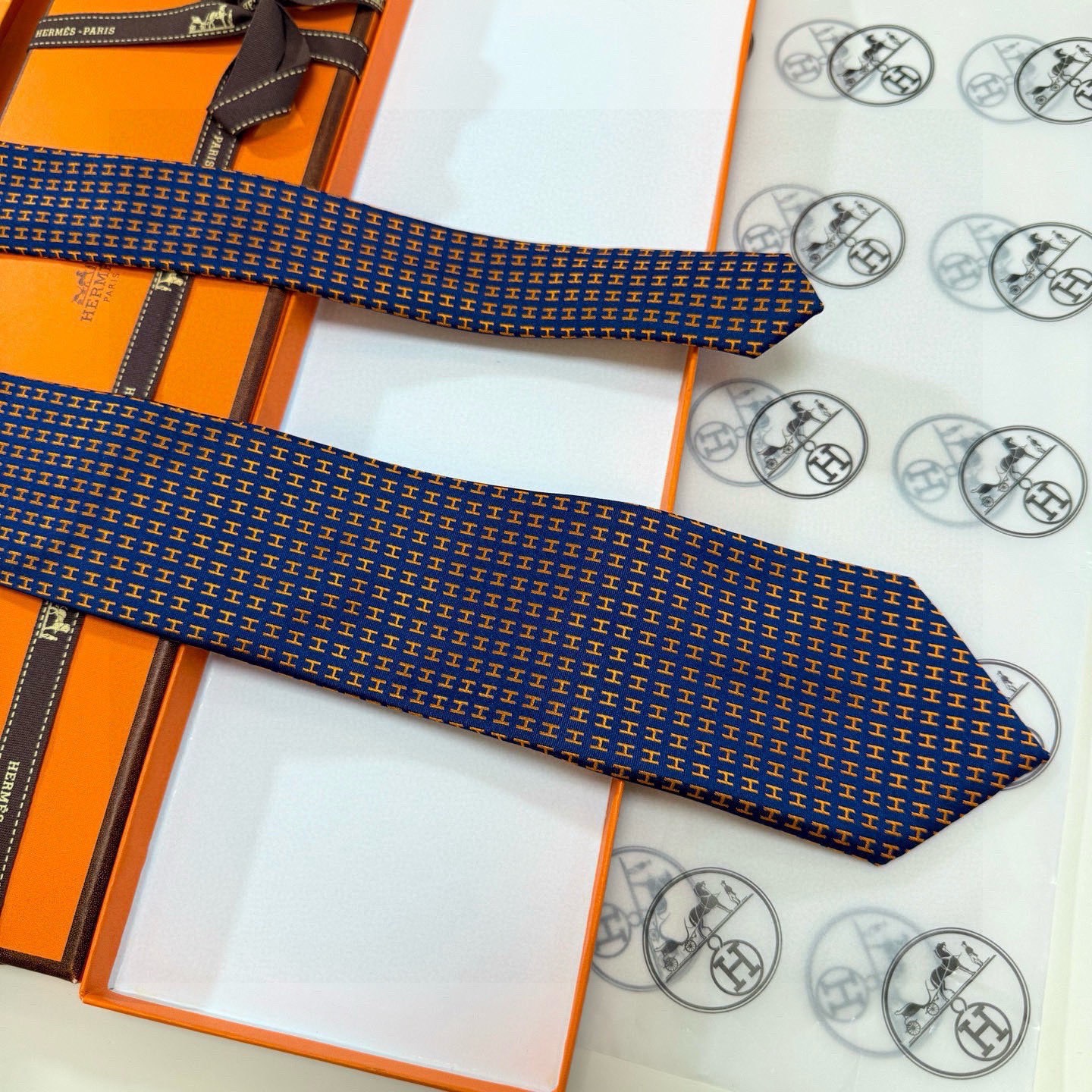 🌾男士新款领带系列【H字母图案领带】👔👔，稀有H家每年都有一千条不同印花的领带面世，从最初的多以几何图案