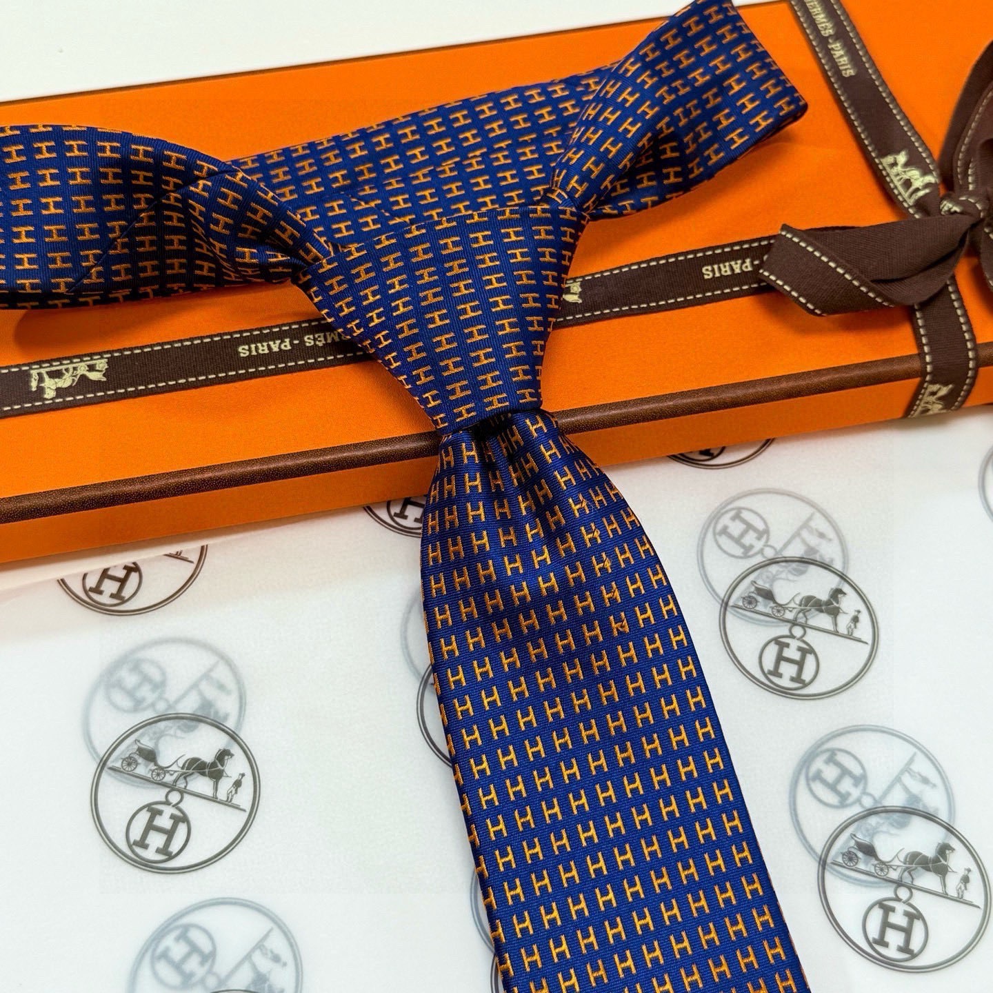 🌾男士新款领带系列【H字母图案领带】👔👔，稀有H家每年都有一千条不同印花的领带面世，从最初的多以几何图案