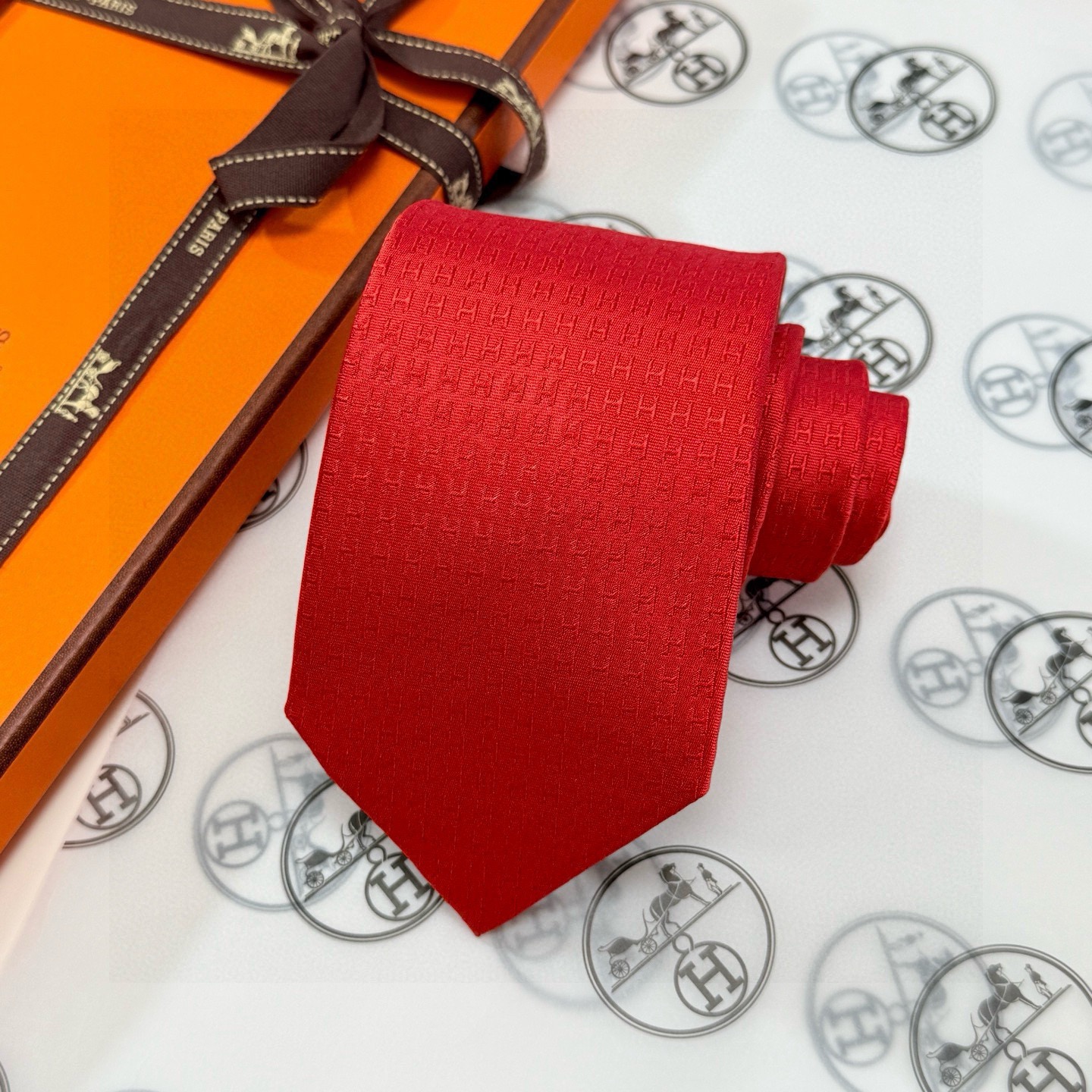 🌾男士新款领带系列【H字母图案领带】👔👔，稀有H家每年都有一千条不同印花的领带面世，从最初的多以几何图案