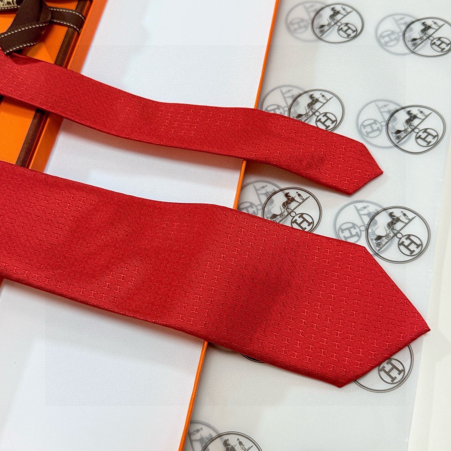 🌾男士新款领带系列【H字母图案领带】👔👔，稀有H家每年都有一千条不同印花的领带面世，从最初的多以几何图案