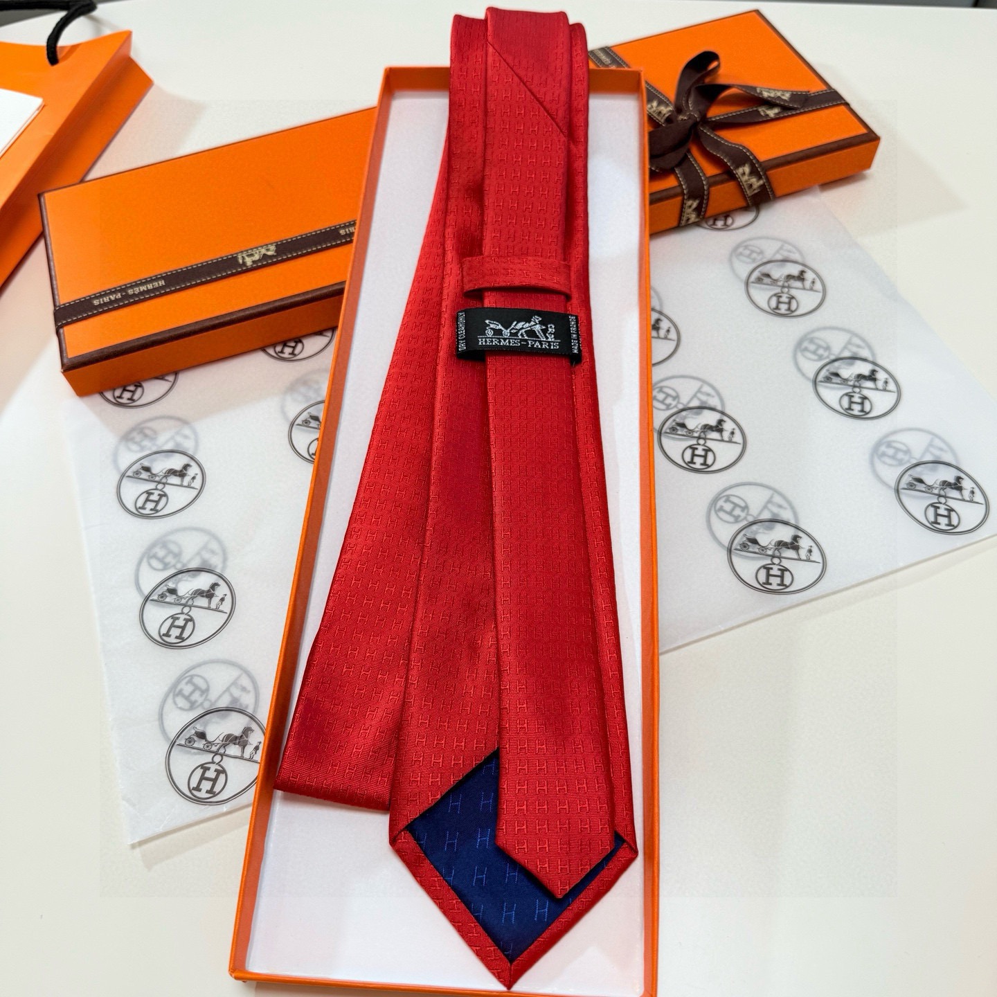🌾男士新款领带系列【H字母图案领带】👔👔，稀有H家每年都有一千条不同印花的领带面世，从最初的多以几何图案