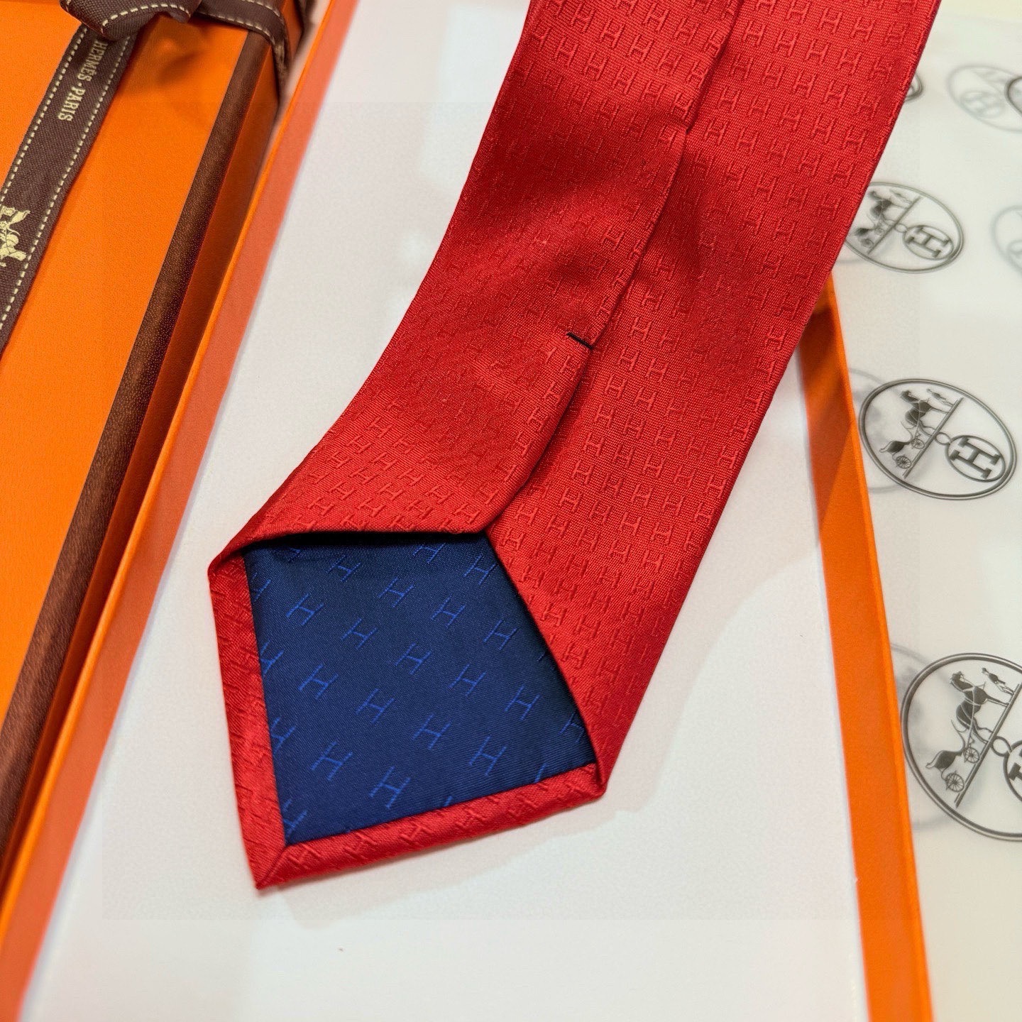 🌾男士新款领带系列【H字母图案领带】👔👔，稀有H家每年都有一千条不同印花的领带面世，从最初的多以几何图案