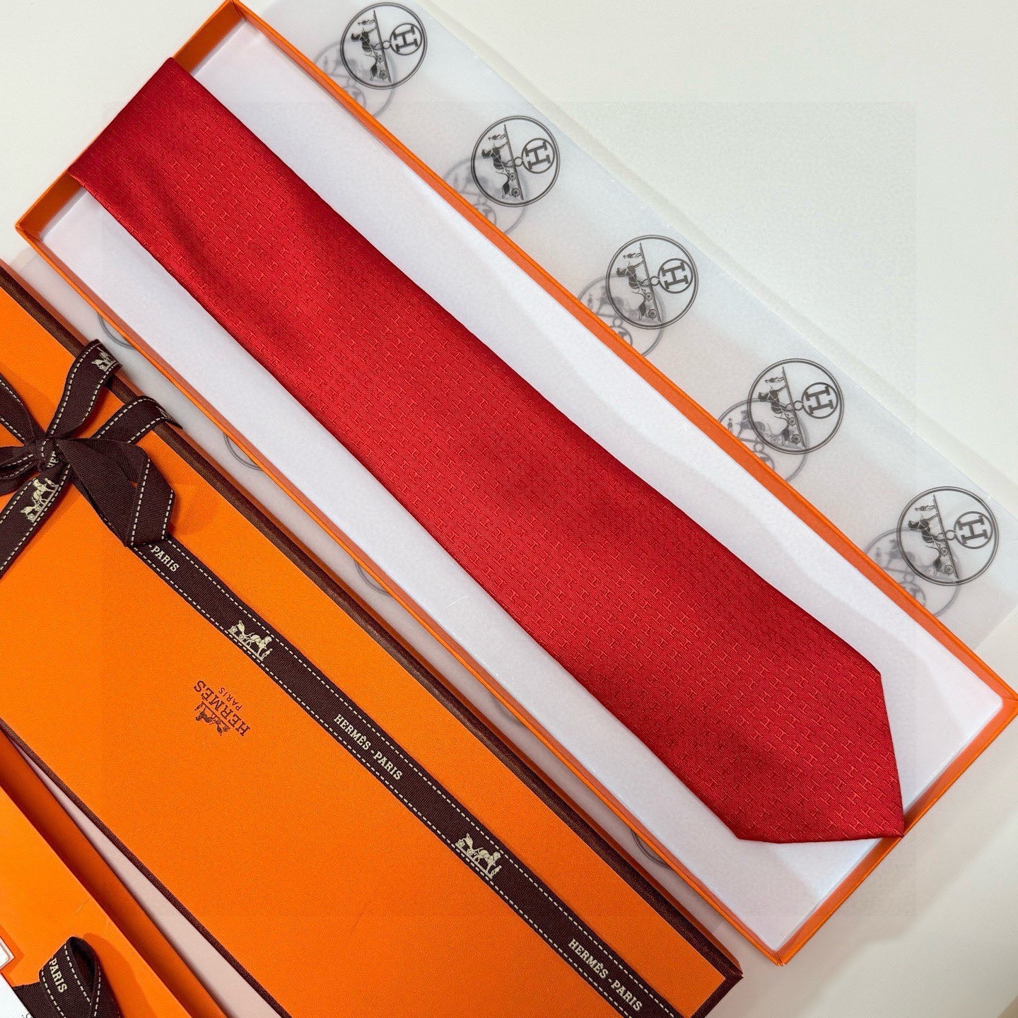 🌾男士新款领带系列【H字母图案领带】👔👔，稀有H家每年都有一千条不同印花的领带面世，从最初的多以几何图案