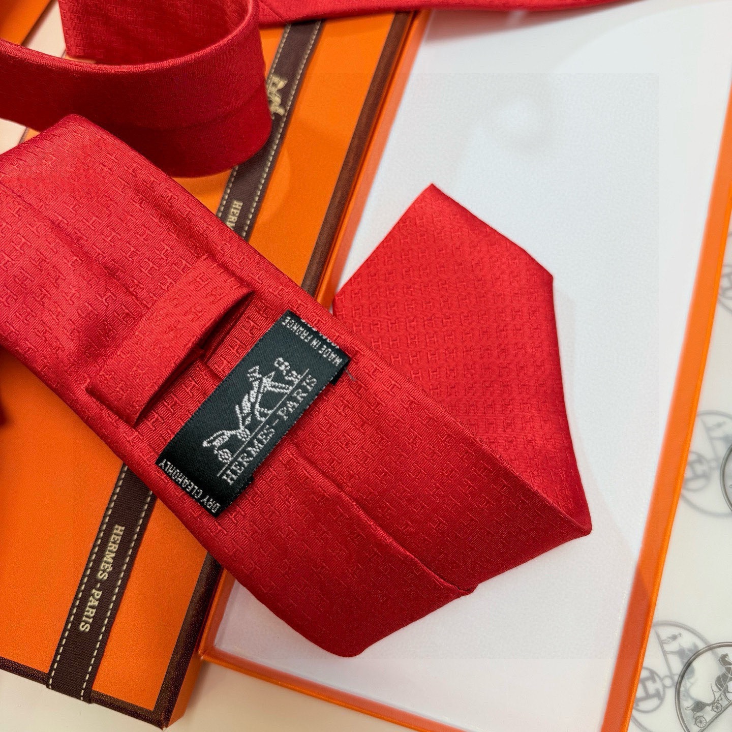 🌾男士新款领带系列【H字母图案领带】👔👔，稀有H家每年都有一千条不同印花的领带面世，从最初的多以几何图案