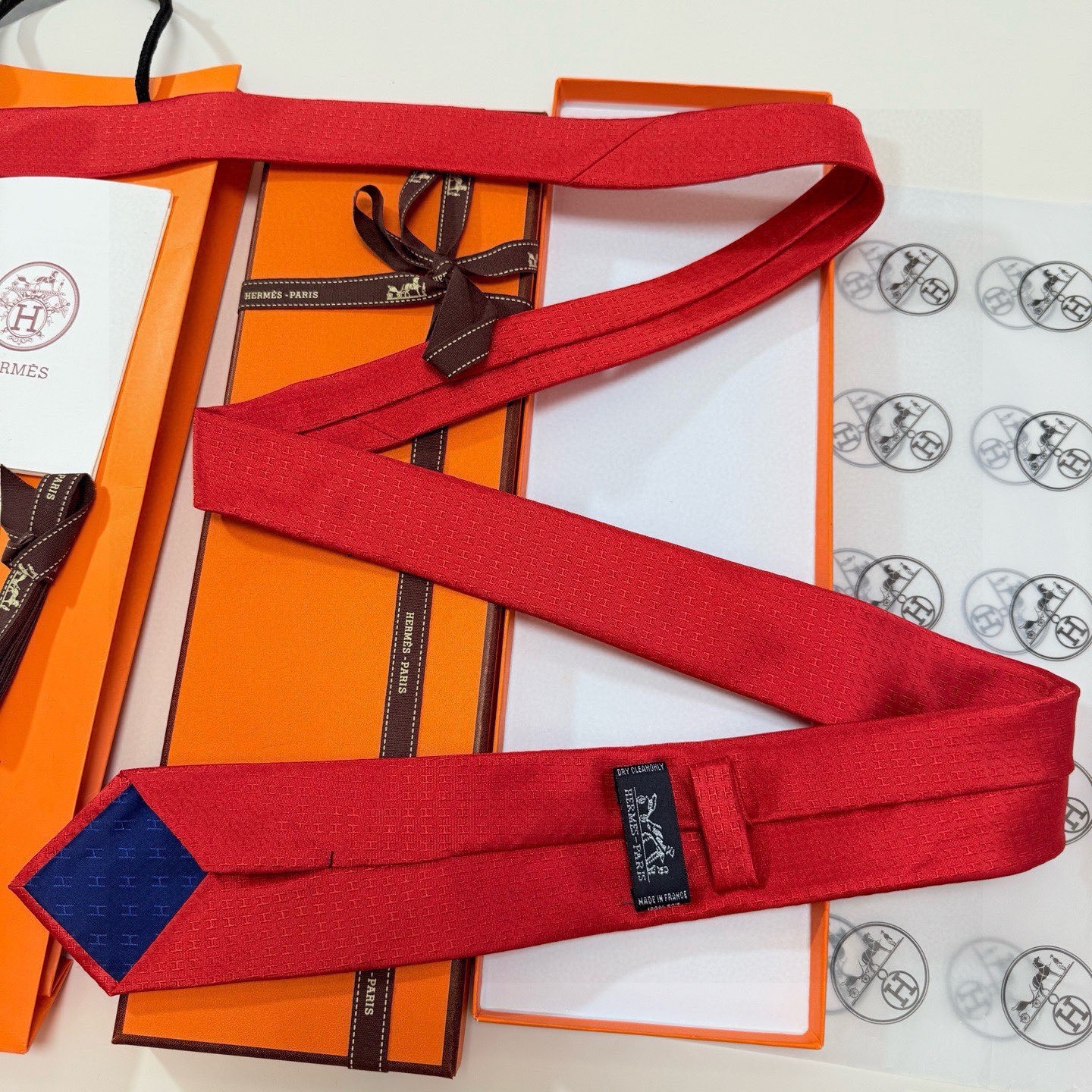 🌾男士新款领带系列【H字母图案领带】👔👔，稀有H家每年都有一千条不同印花的领带面世，从最初的多以几何图案