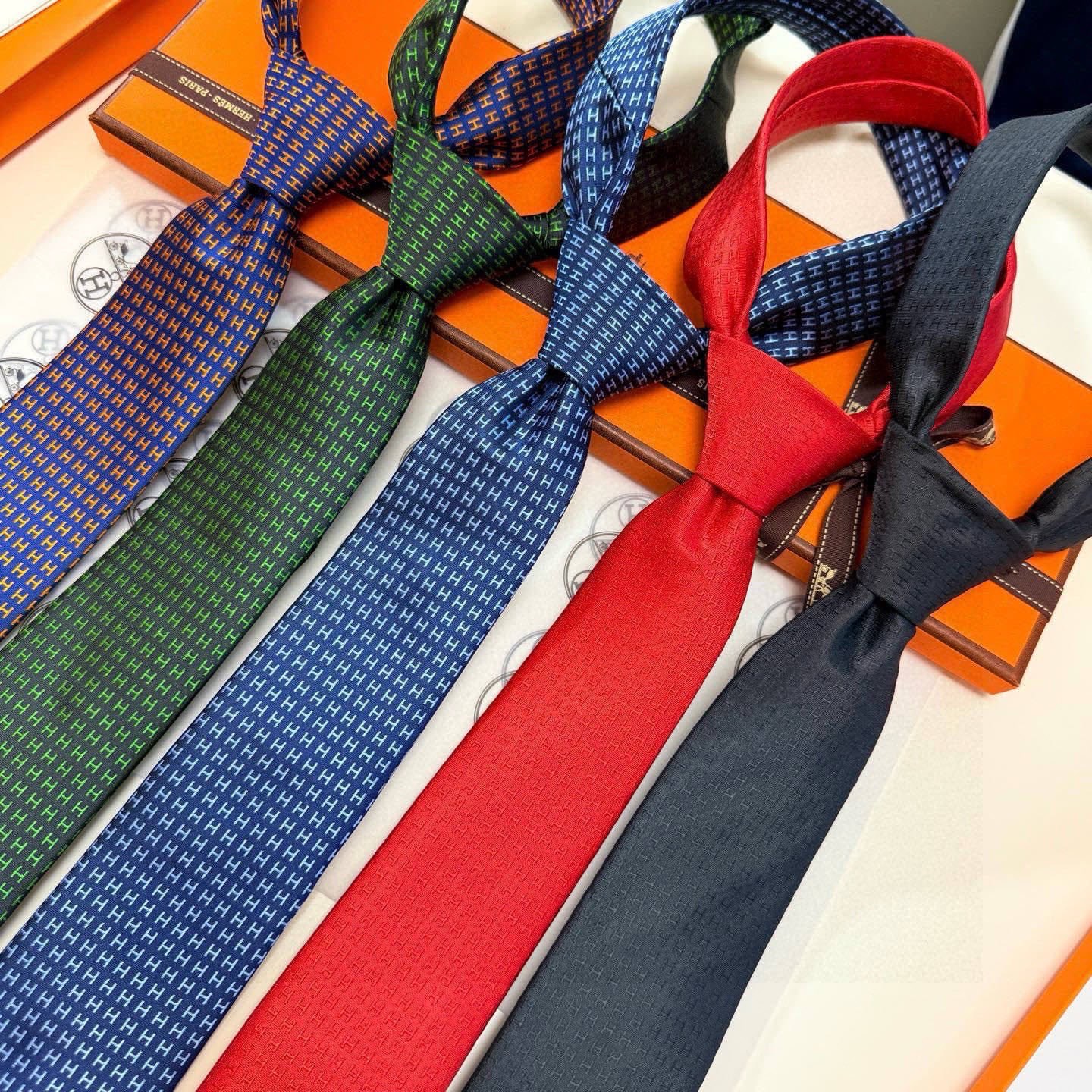 🌾男士新款领带系列【H字母图案领带】👔👔，稀有H家每年都有一千条不同印花的领带面世，从最初的多以几何图案