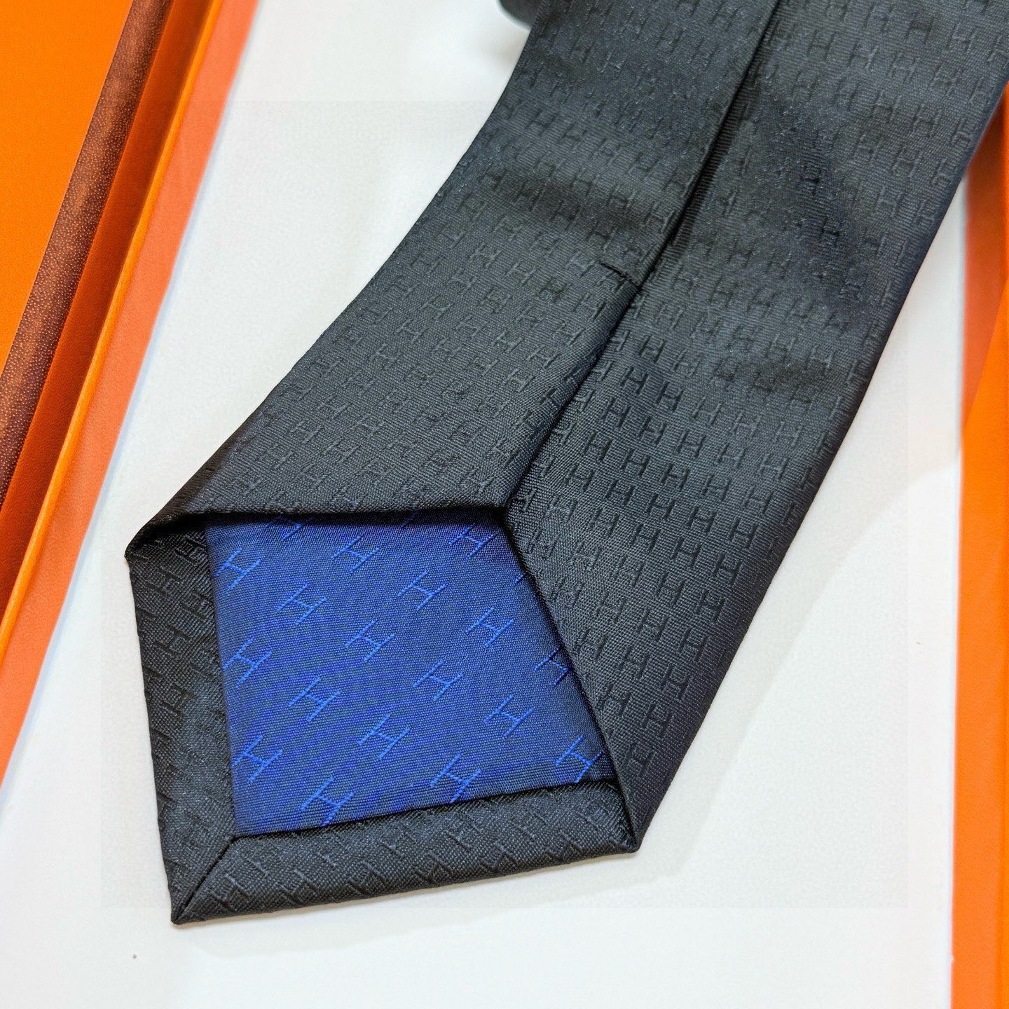 🌾男士新款领带系列【H字母图案领带】👔👔，稀有H家每年都有一千条不同印花的领带面世，从最初的多以几何图案