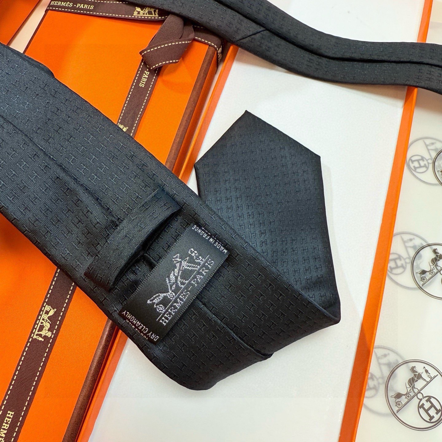 🌾男士新款领带系列【H字母图案领带】👔👔，稀有H家每年都有一千条不同印花的领带面世，从最初的多以几何图案