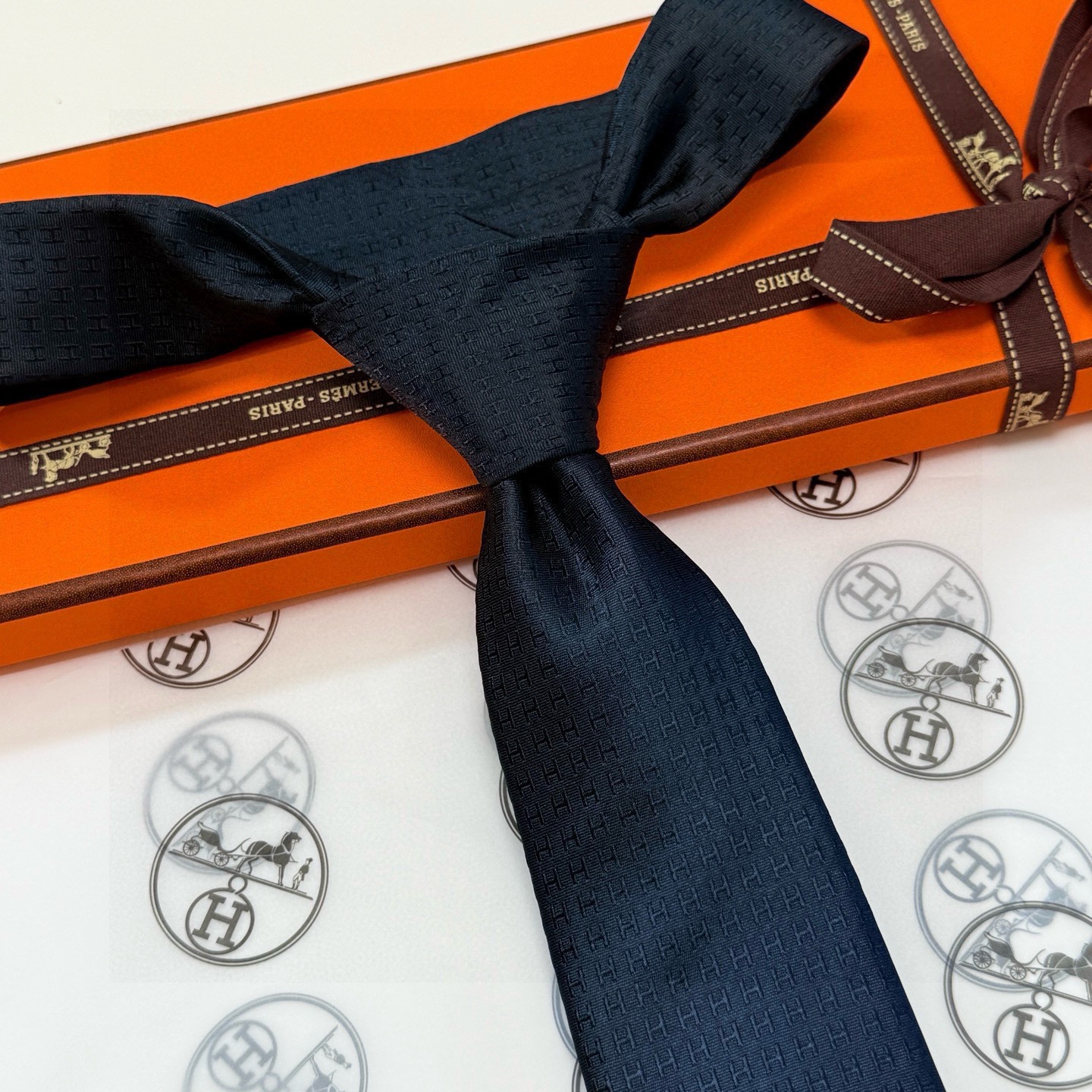 🌾男士新款领带系列【H字母图案领带】👔👔，稀有H家每年都有一千条不同印花的领带面世，从最初的多以几何图案