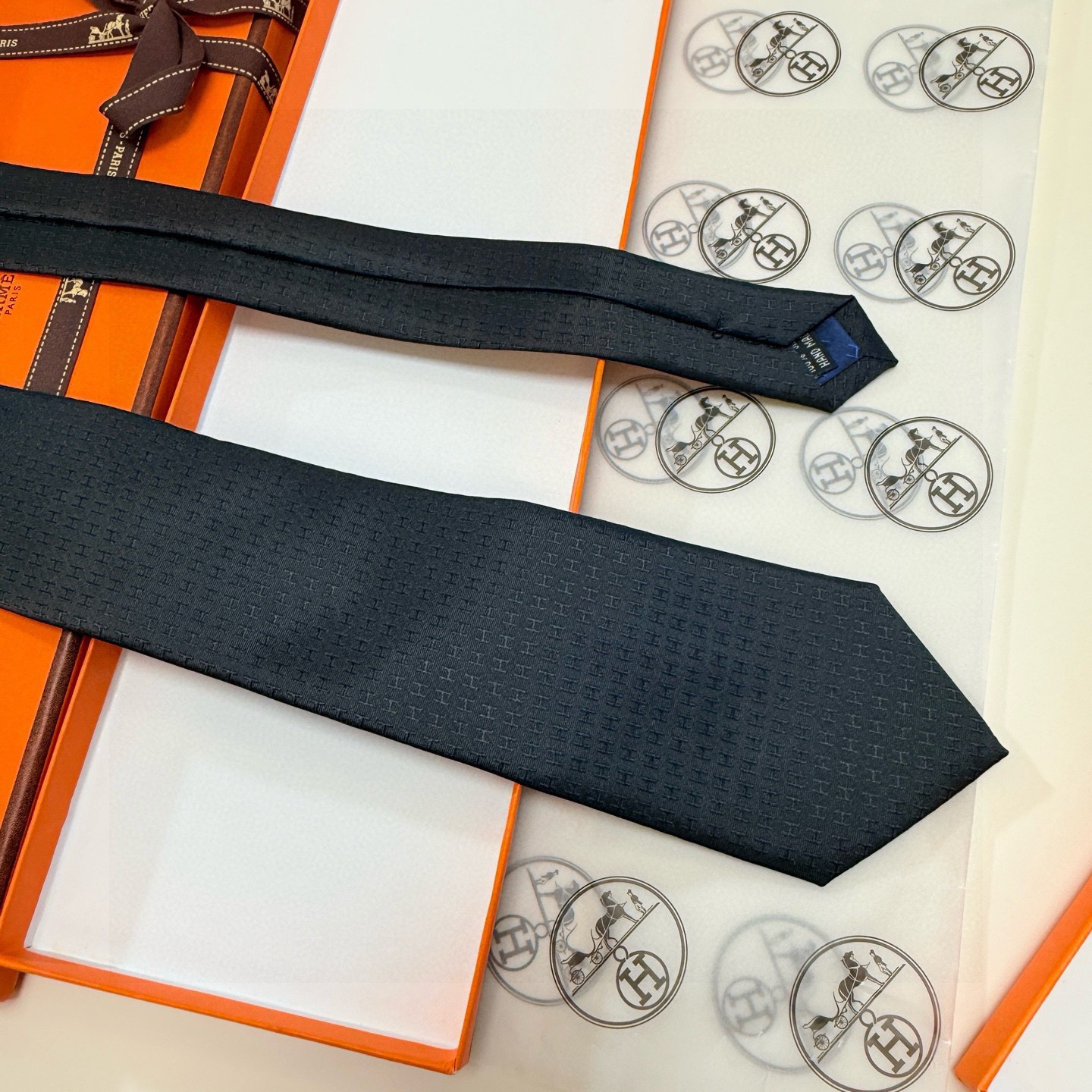 🌾男士新款领带系列【H字母图案领带】👔👔，稀有H家每年都有一千条不同印花的领带面世，从最初的多以几何图案