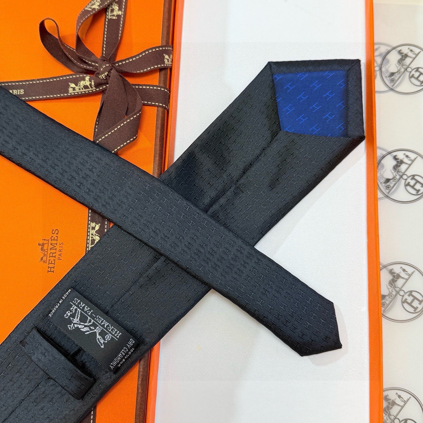 🌾男士新款领带系列【H字母图案领带】👔👔，稀有H家每年都有一千条不同印花的领带面世，从最初的多以几何图案
