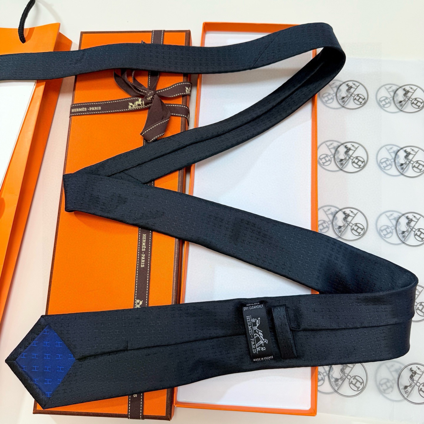 🌾男士新款领带系列【H字母图案领带】👔👔，稀有H家每年都有一千条不同印花的领带面世，从最初的多以几何图案