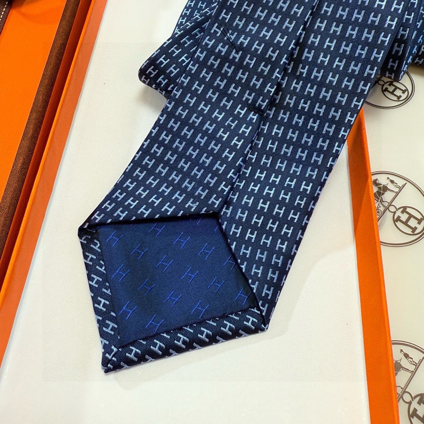 🌾男士新款领带系列【H字母图案领带】👔👔，稀有H家每年都有一千条不同印花的领带面世，从最初的多以几何图案