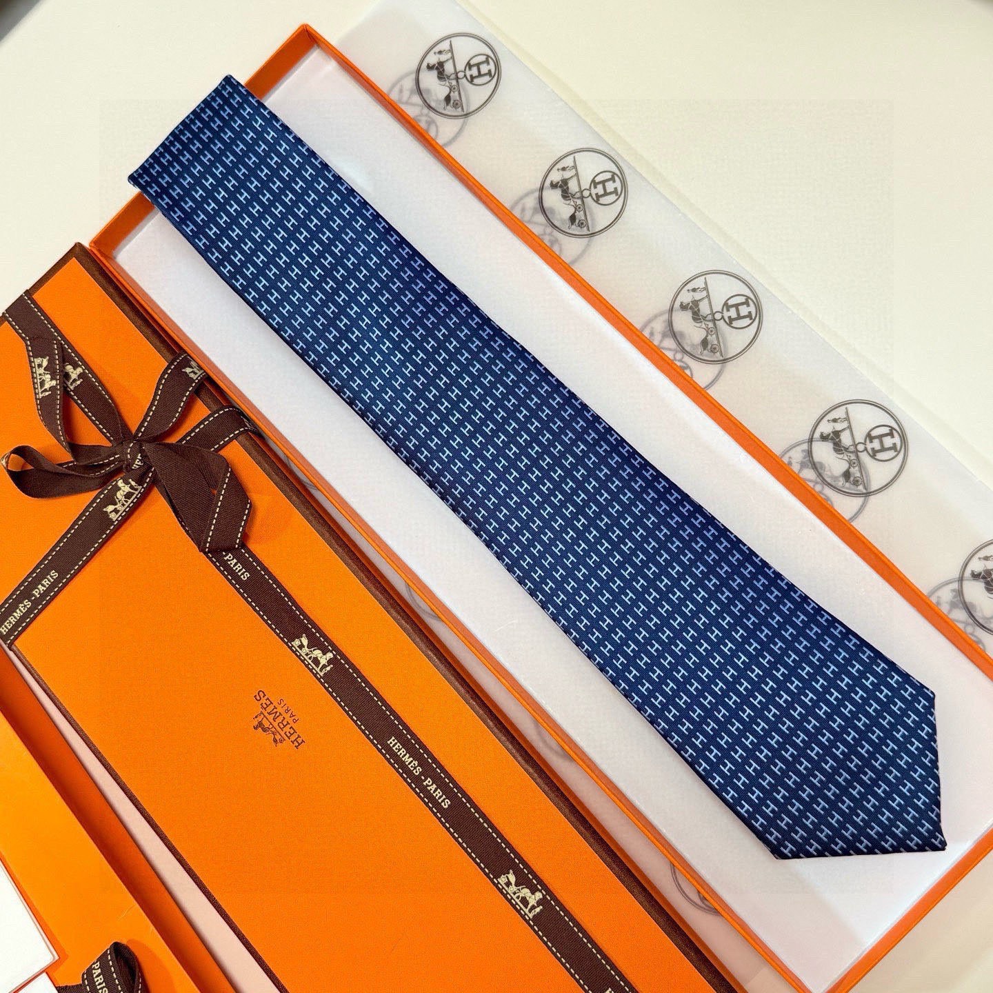 🌾男士新款领带系列【H字母图案领带】👔👔，稀有H家每年都有一千条不同印花的领带面世，从最初的多以几何图案