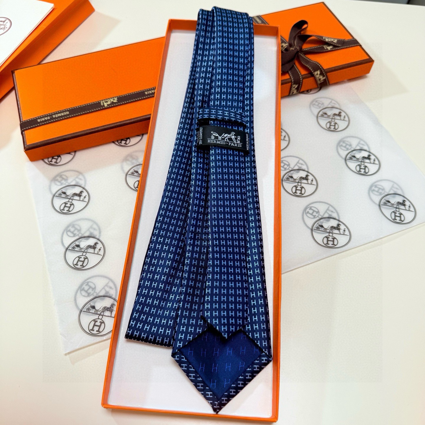 🌾男士新款领带系列【H字母图案领带】👔👔，稀有H家每年都有一千条不同印花的领带面世，从最初的多以几何图案