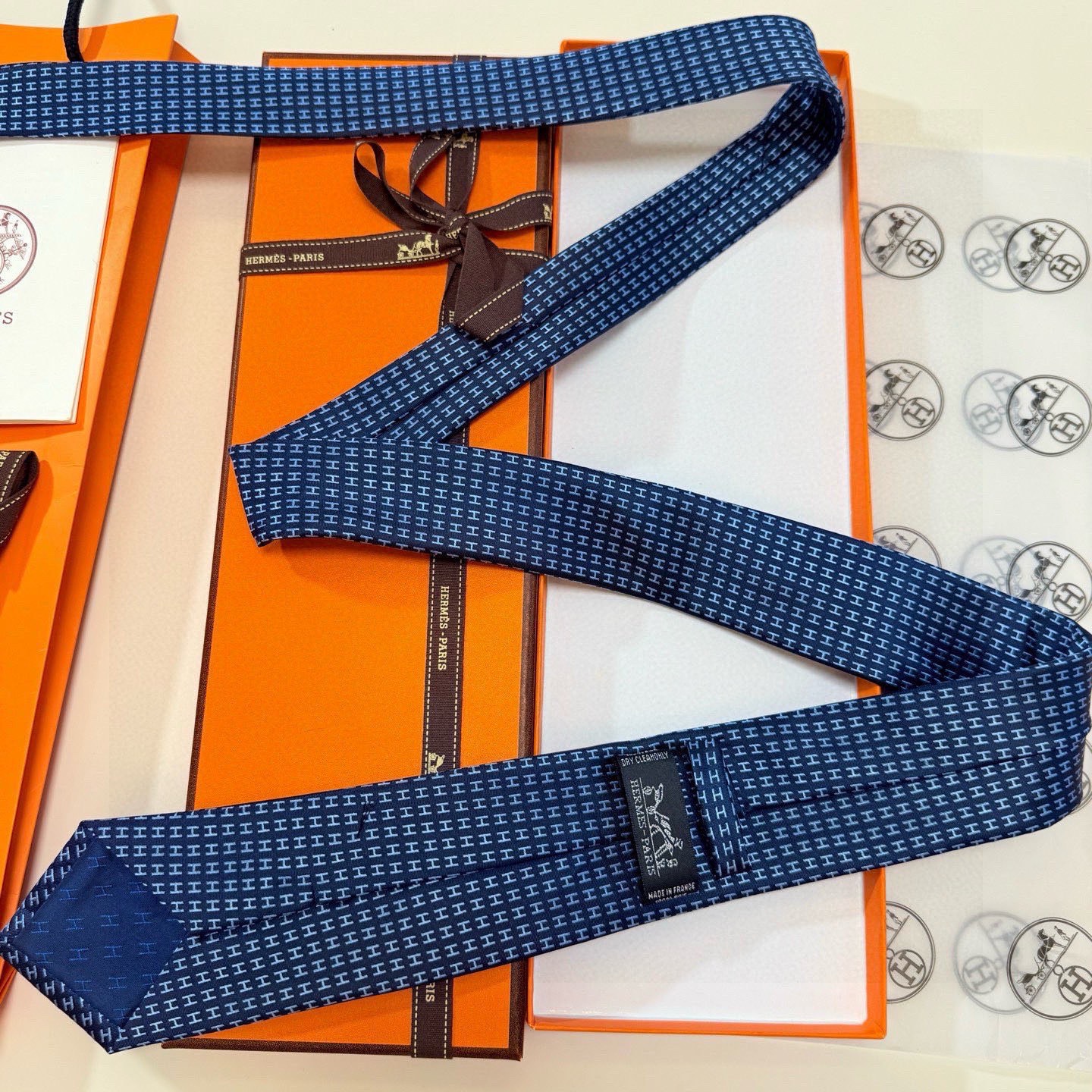 🌾男士新款领带系列【H字母图案领带】👔👔，稀有H家每年都有一千条不同印花的领带面世，从最初的多以几何图案