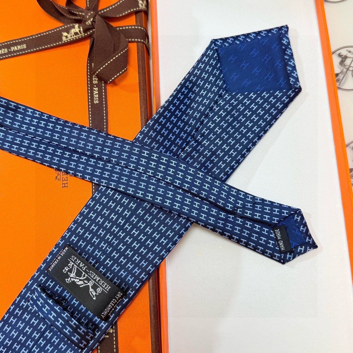 🌾男士新款领带系列【H字母图案领带】👔👔，稀有H家每年都有一千条不同印花的领带面世，从最初的多以几何图案