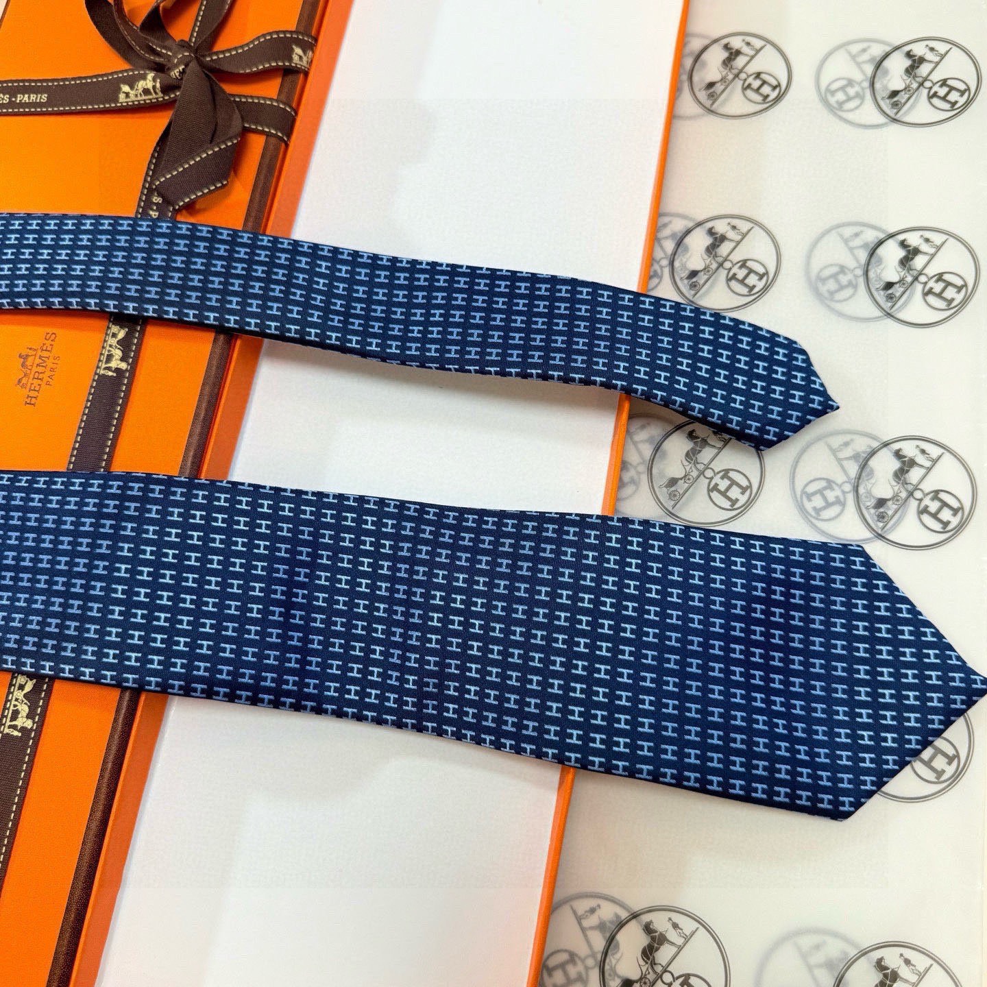 🌾男士新款领带系列【H字母图案领带】👔👔，稀有H家每年都有一千条不同印花的领带面世，从最初的多以几何图案