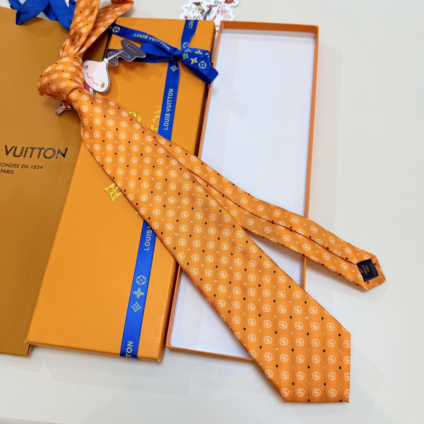 🌾 Lv字母标识领带，稀有😻😻展现精湛手工与时尚优雅的理想选择，此款真丝织就的Diamonds V领带以
