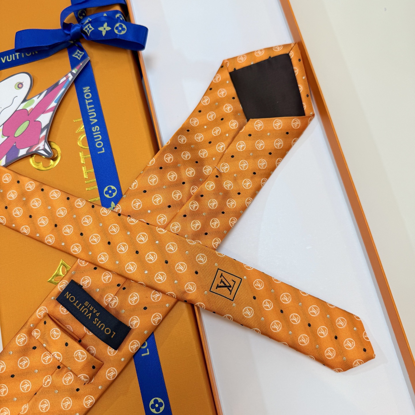 🌾 Lv字母标识领带，稀有😻😻展现精湛手工与时尚优雅的理想选择，此款真丝织就的Diamonds V领带以