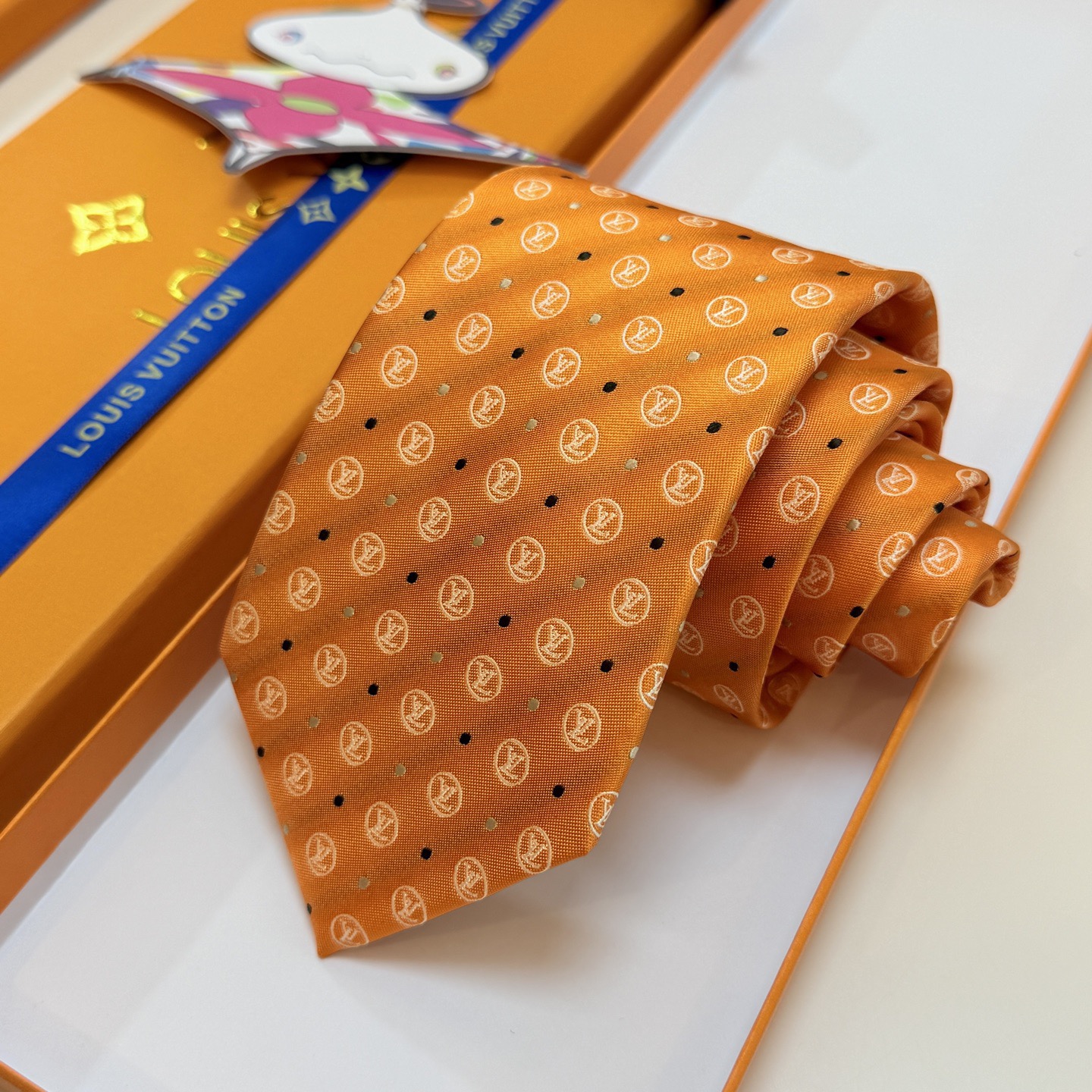🌾 Lv字母标识领带，稀有😻😻展现精湛手工与时尚优雅的理想选择，此款真丝织就的Diamonds V领带以
