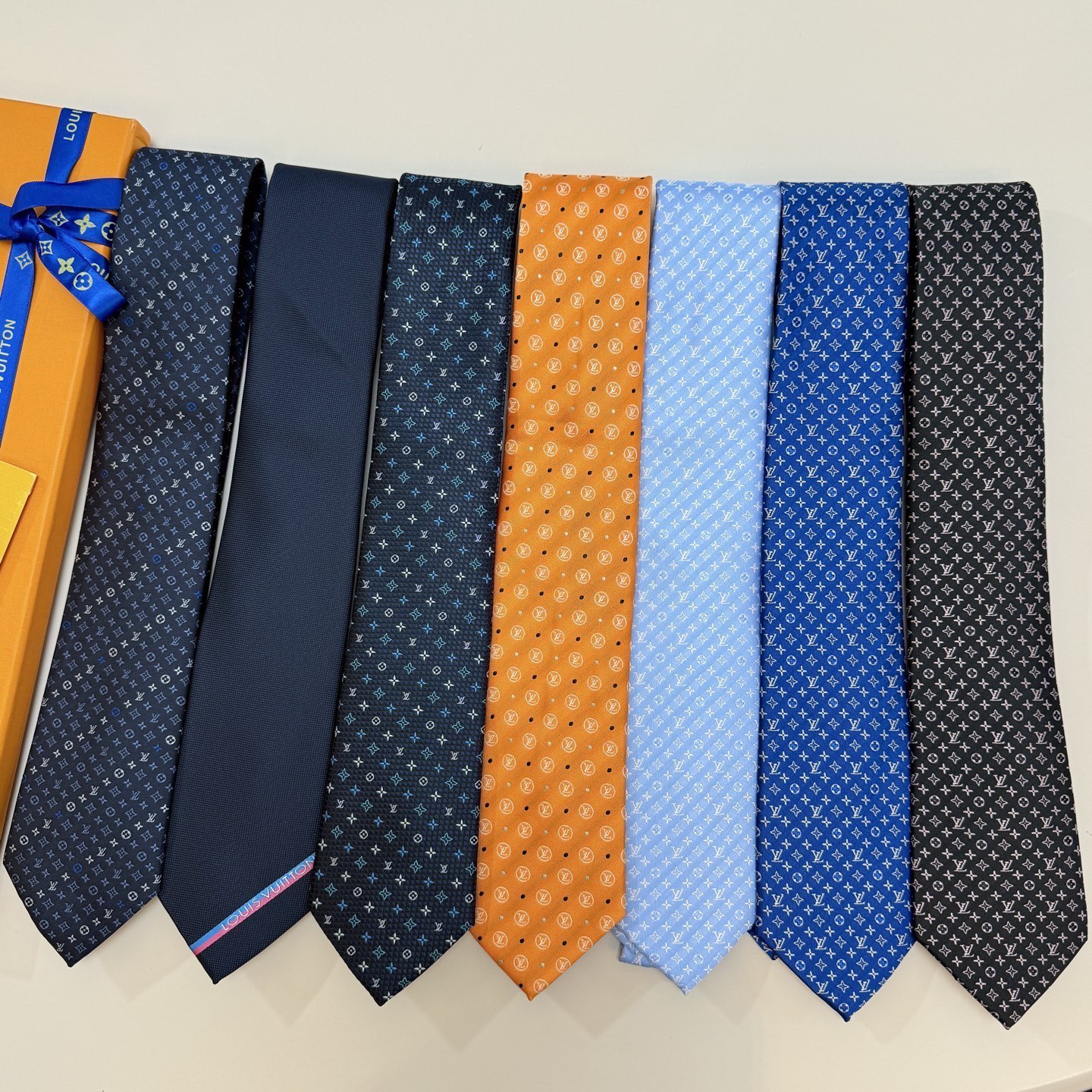 🌾 Lv字母标识领带，稀有😻😻展现精湛手工与时尚优雅的理想选择，此款真丝织就的Diamonds V领带以
