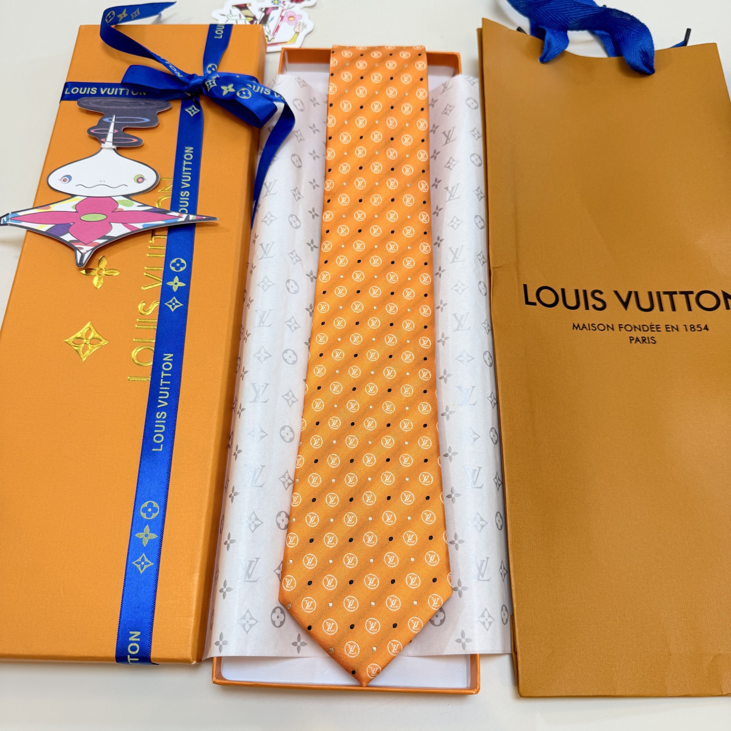 🌾 Lv字母标识领带，稀有😻😻展现精湛手工与时尚优雅的理想选择，此款真丝织就的Diamonds V领带以