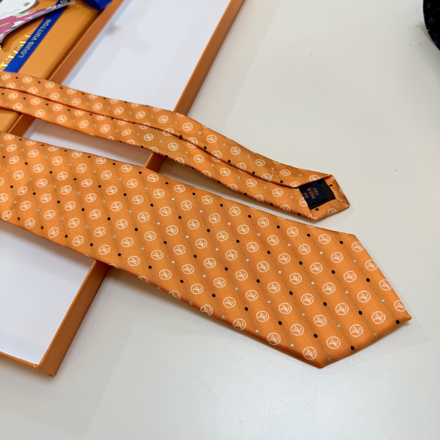 🌾 Lv字母标识领带，稀有😻😻展现精湛手工与时尚优雅的理想选择，此款真丝织就的Diamonds V领带以
