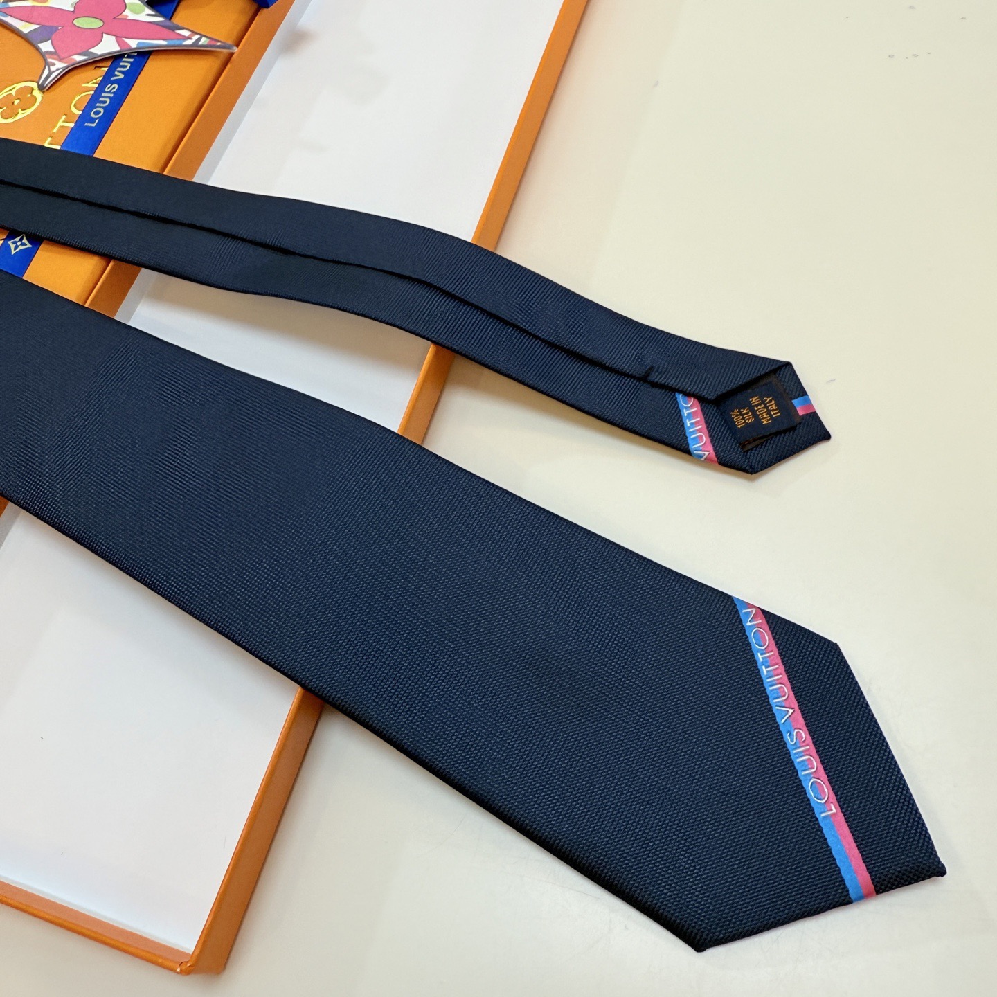 🌾 Lv字母标识领带，稀有😻😻展现精湛手工与时尚优雅的理想选择，此款真丝织就的Diamonds V领带以