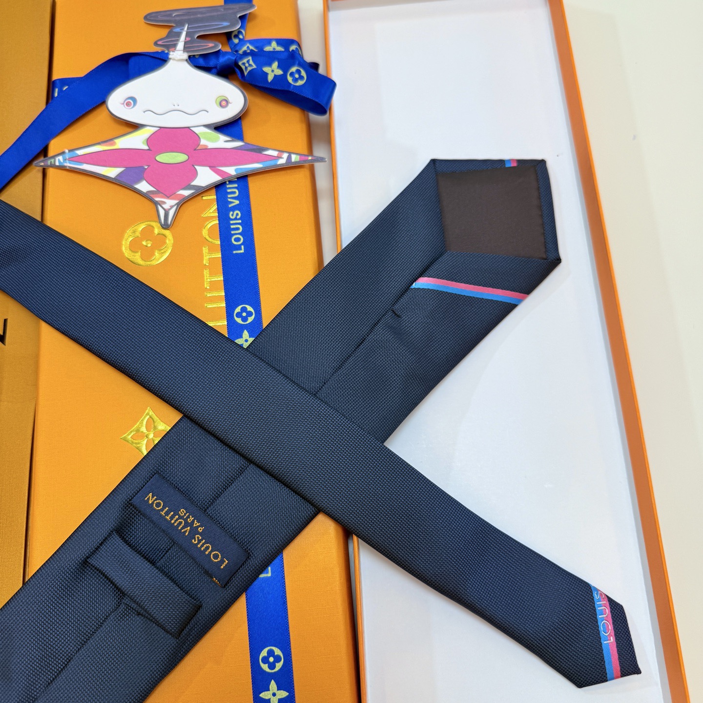 🌾 Lv字母标识领带，稀有😻😻展现精湛手工与时尚优雅的理想选择，此款真丝织就的Diamonds V领带以