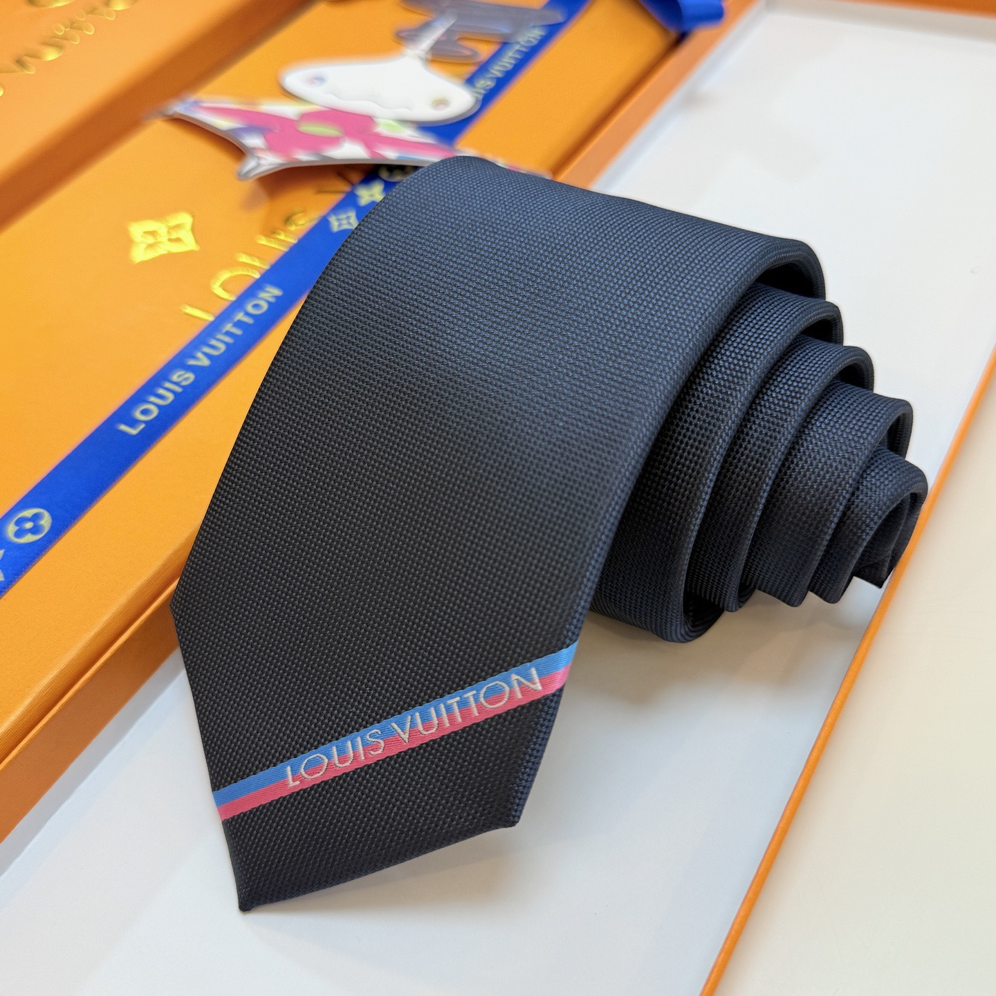 🌾 Lv字母标识领带，稀有😻😻展现精湛手工与时尚优雅的理想选择，此款真丝织就的Diamonds V领带以