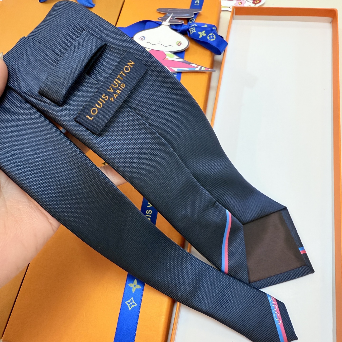 🌾 Lv字母标识领带，稀有😻😻展现精湛手工与时尚优雅的理想选择，此款真丝织就的Diamonds V领带以