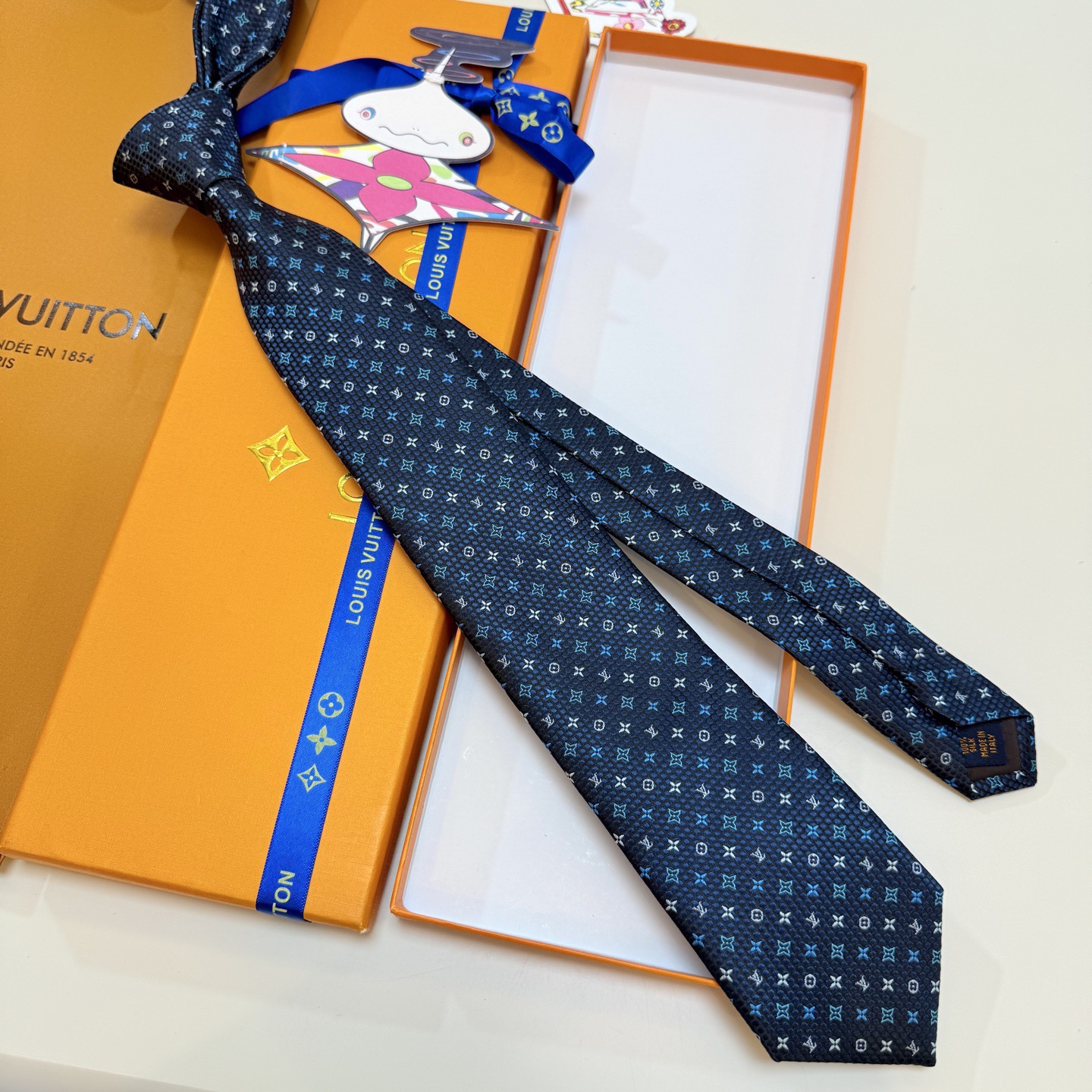 🌾 Lv字母标识领带，稀有😻😻展现精湛手工与时尚优雅的理想选择，此款真丝织就的Diamonds V领带以