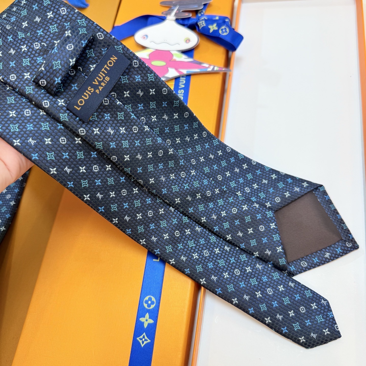 🌾 Lv字母标识领带，稀有😻😻展现精湛手工与时尚优雅的理想选择，此款真丝织就的Diamonds V领带以