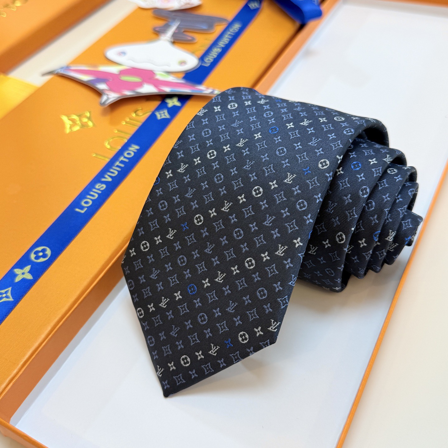🌾 Lv字母标识领带，稀有😻😻展现精湛手工与时尚优雅的理想选择，此款真丝织就的Diamonds V领带以