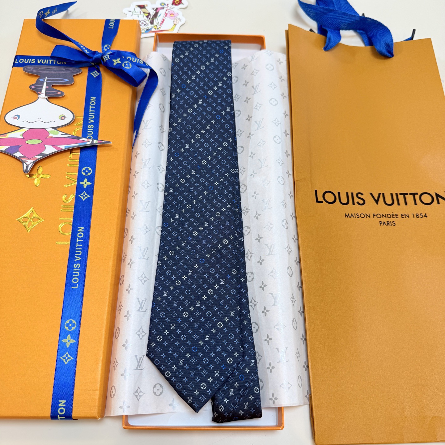 🌾 Lv字母标识领带，稀有😻😻展现精湛手工与时尚优雅的理想选择，此款真丝织就的Diamonds V领带以