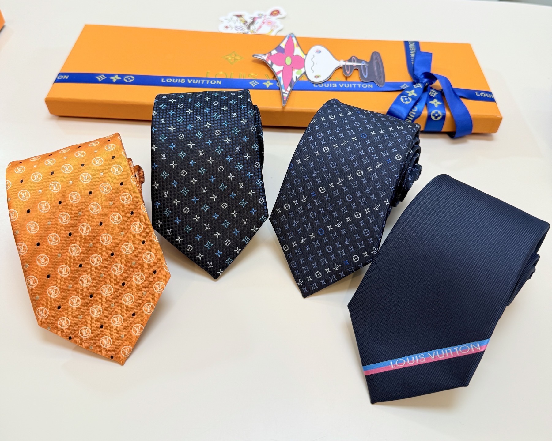 🌾 Lv字母标识领带，稀有😻😻展现精湛手工与时尚优雅的理想选择，此款真丝织就的Diamonds V领带以