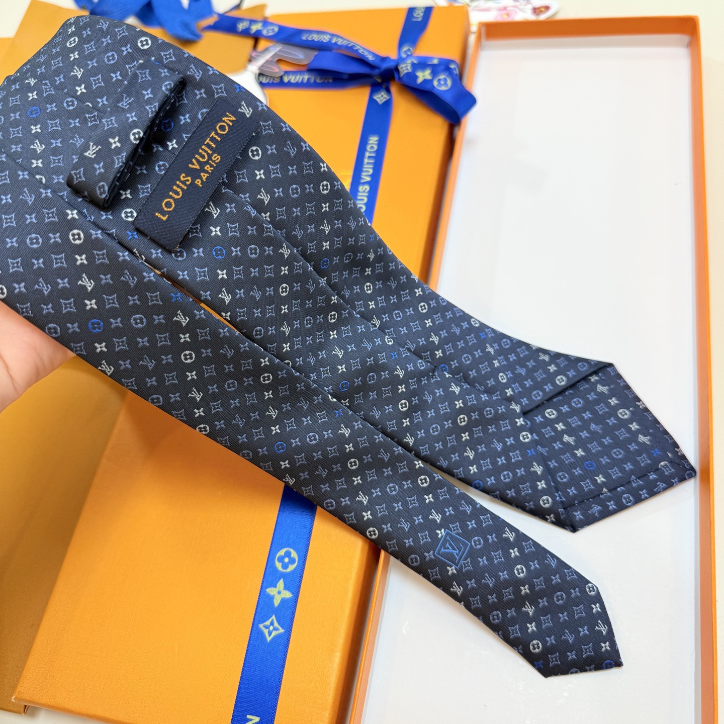 🌾 Lv字母标识领带，稀有😻😻展现精湛手工与时尚优雅的理想选择，此款真丝织就的Diamonds V领带以