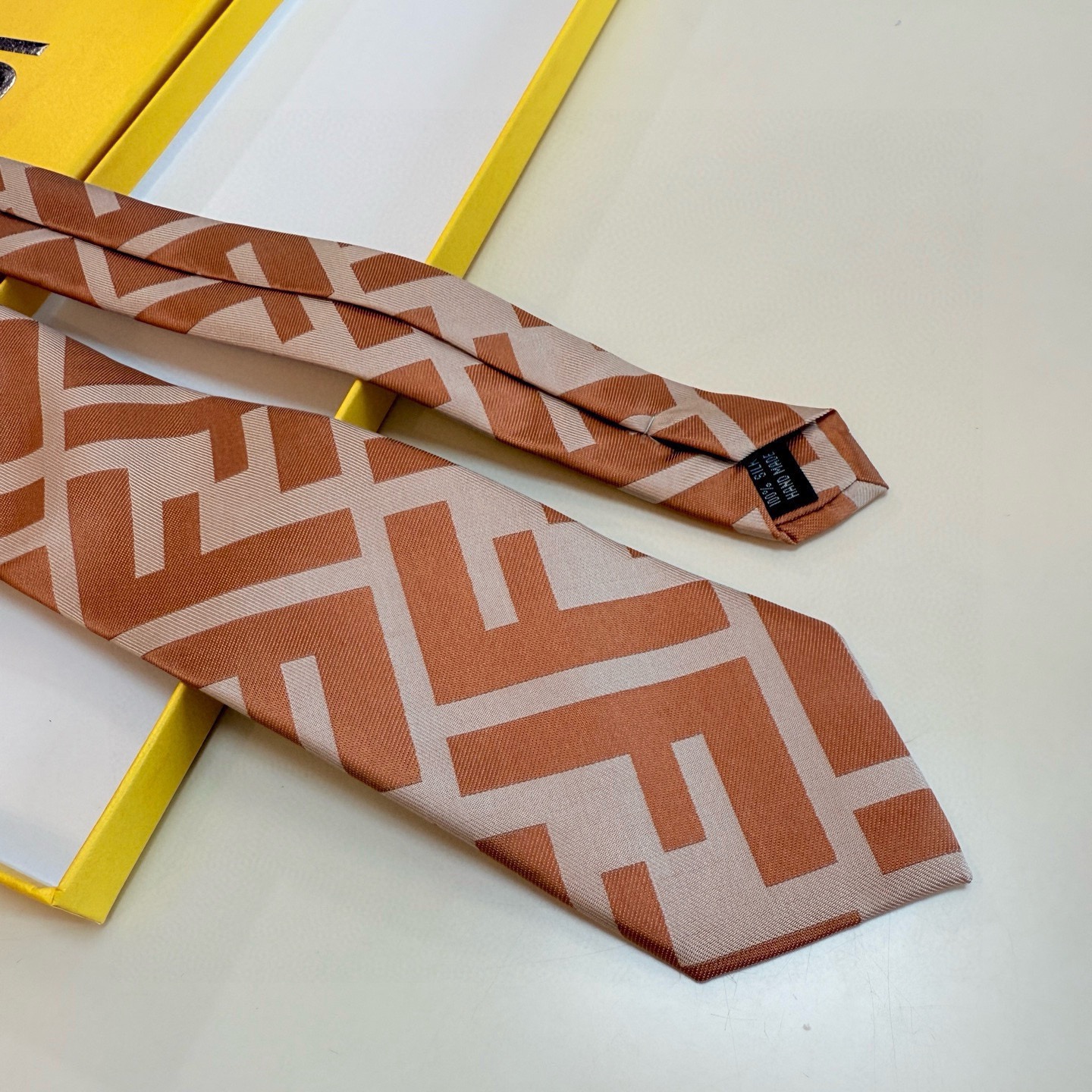 🌾芬迪官方新款领带！芬迪专柜同步男士领带！实物真的很美，男士芬迪爆款领带👔👔，稀有😻😻展现精湛手工与时尚