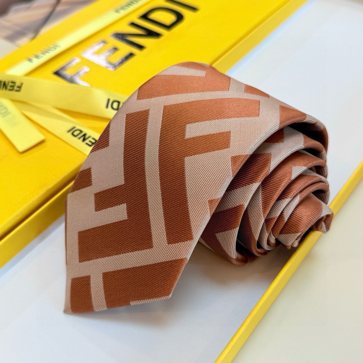 🌾芬迪官方新款领带！芬迪专柜同步男士领带！实物真的很美，男士芬迪爆款领带👔👔，稀有😻😻展现精湛手工与时尚