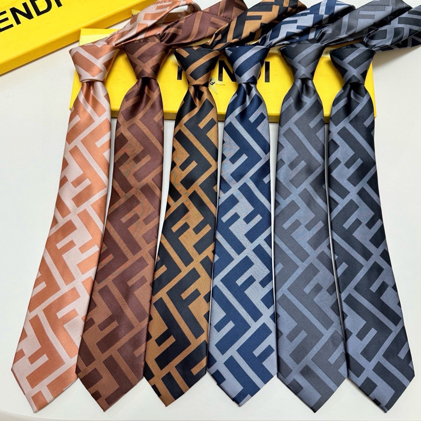 🌾芬迪官方新款领带！芬迪专柜同步男士领带！实物真的很美，男士芬迪爆款领带👔👔，稀有😻😻展现精湛手工与时尚