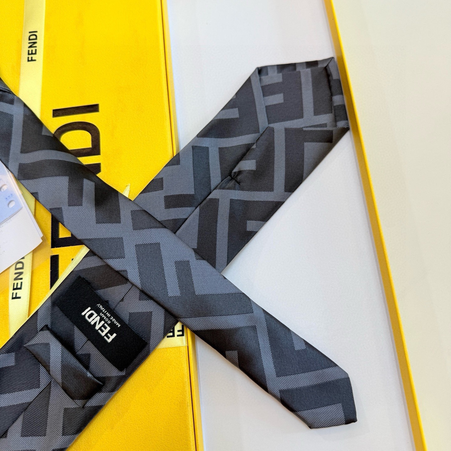 🌾芬迪官方新款领带！芬迪专柜同步男士领带！实物真的很美，男士芬迪爆款领带👔👔，稀有😻😻展现精湛手工与时尚