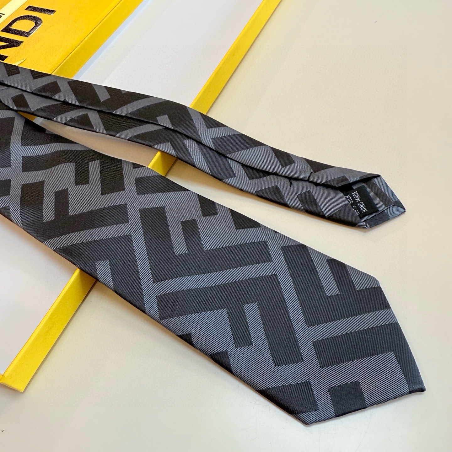 🌾芬迪官方新款领带！芬迪专柜同步男士领带！实物真的很美，男士芬迪爆款领带👔👔，稀有😻😻展现精湛手工与时尚