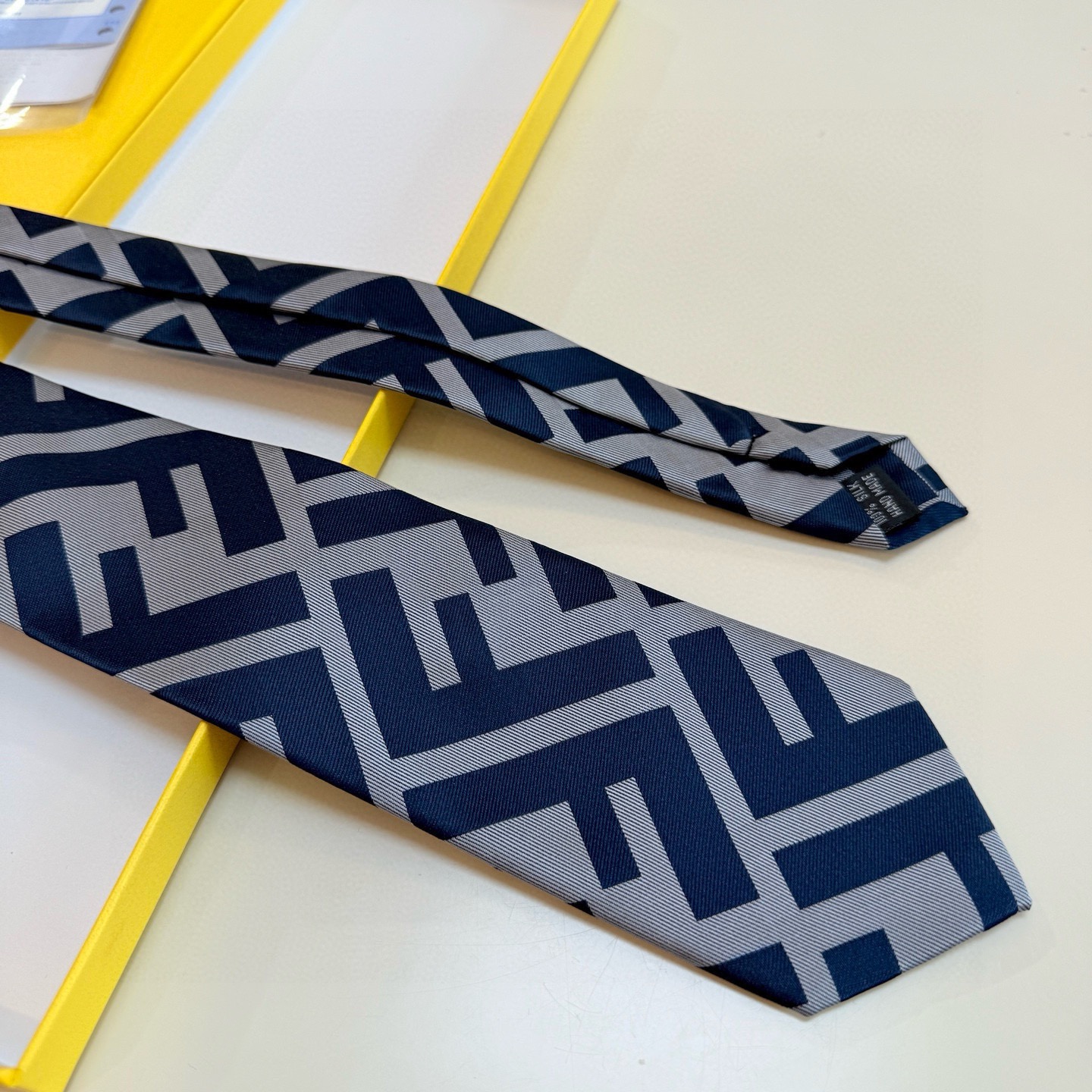 🌾芬迪官方新款领带！芬迪专柜同步男士领带！实物真的很美，男士芬迪爆款领带👔👔，稀有😻😻展现精湛手工与时尚