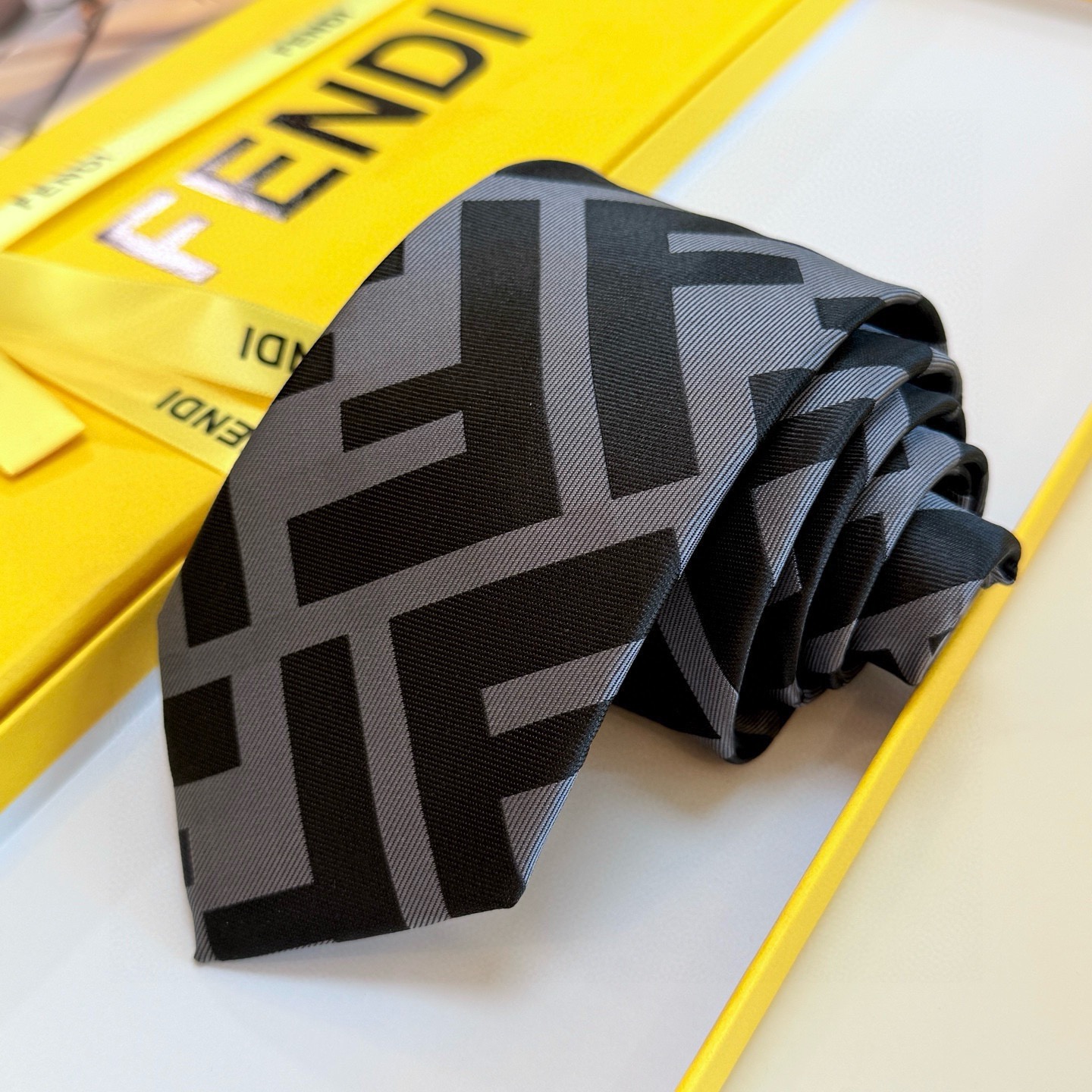 🌾芬迪官方新款领带！芬迪专柜同步男士领带！实物真的很美，男士芬迪爆款领带👔👔，稀有😻😻展现精湛手工与时尚