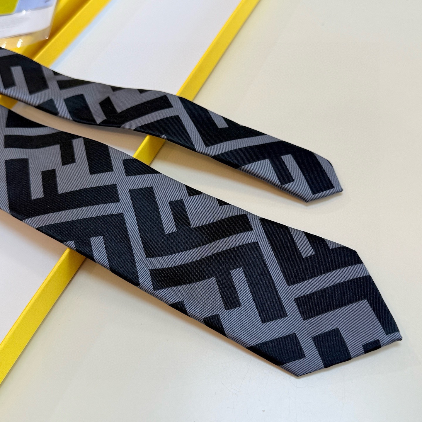 🌾芬迪官方新款领带！芬迪专柜同步男士领带！实物真的很美，男士芬迪爆款领带👔👔，稀有😻😻展现精湛手工与时尚