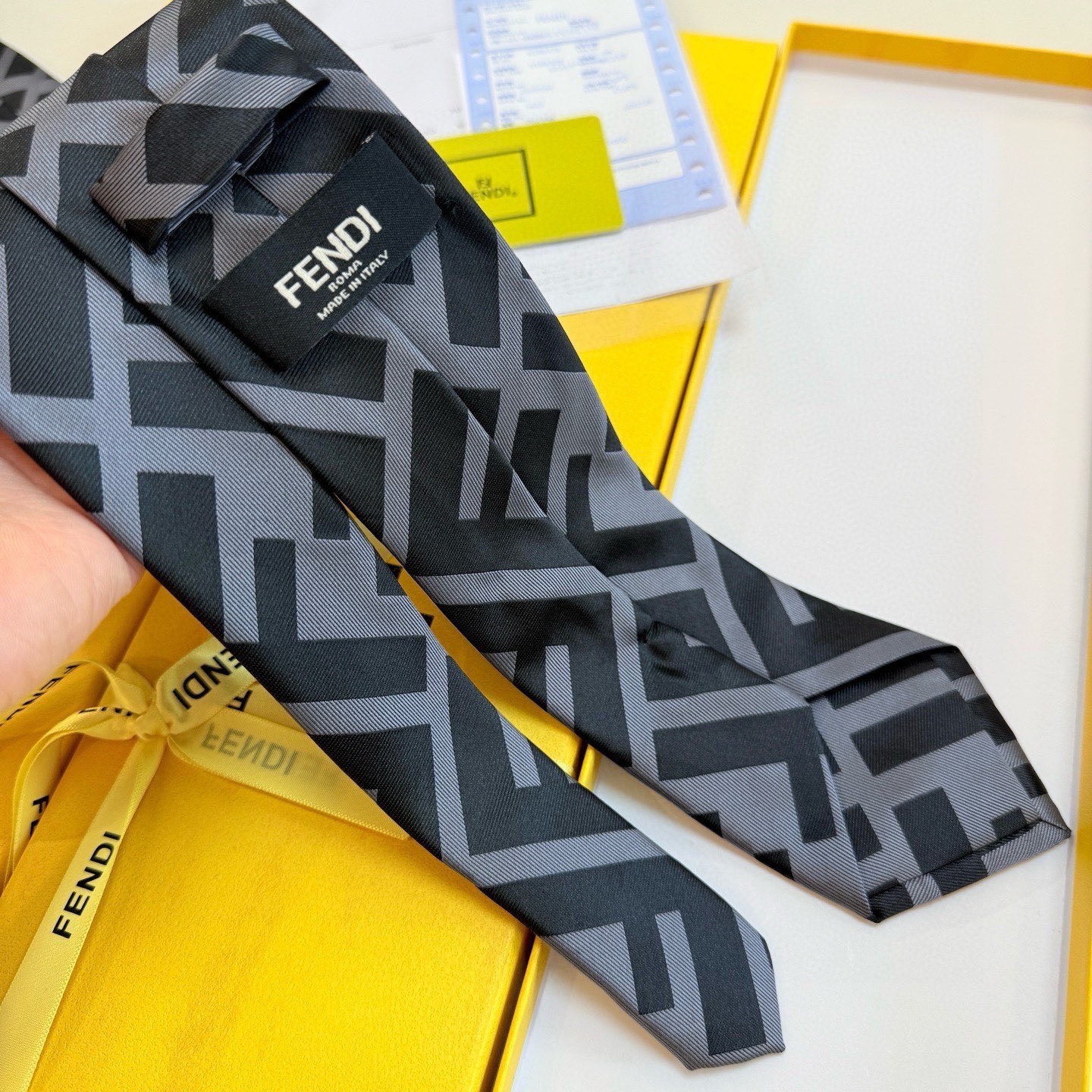 🌾芬迪官方新款领带！芬迪专柜同步男士领带！实物真的很美，男士芬迪爆款领带👔👔，稀有😻😻展现精湛手工与时尚