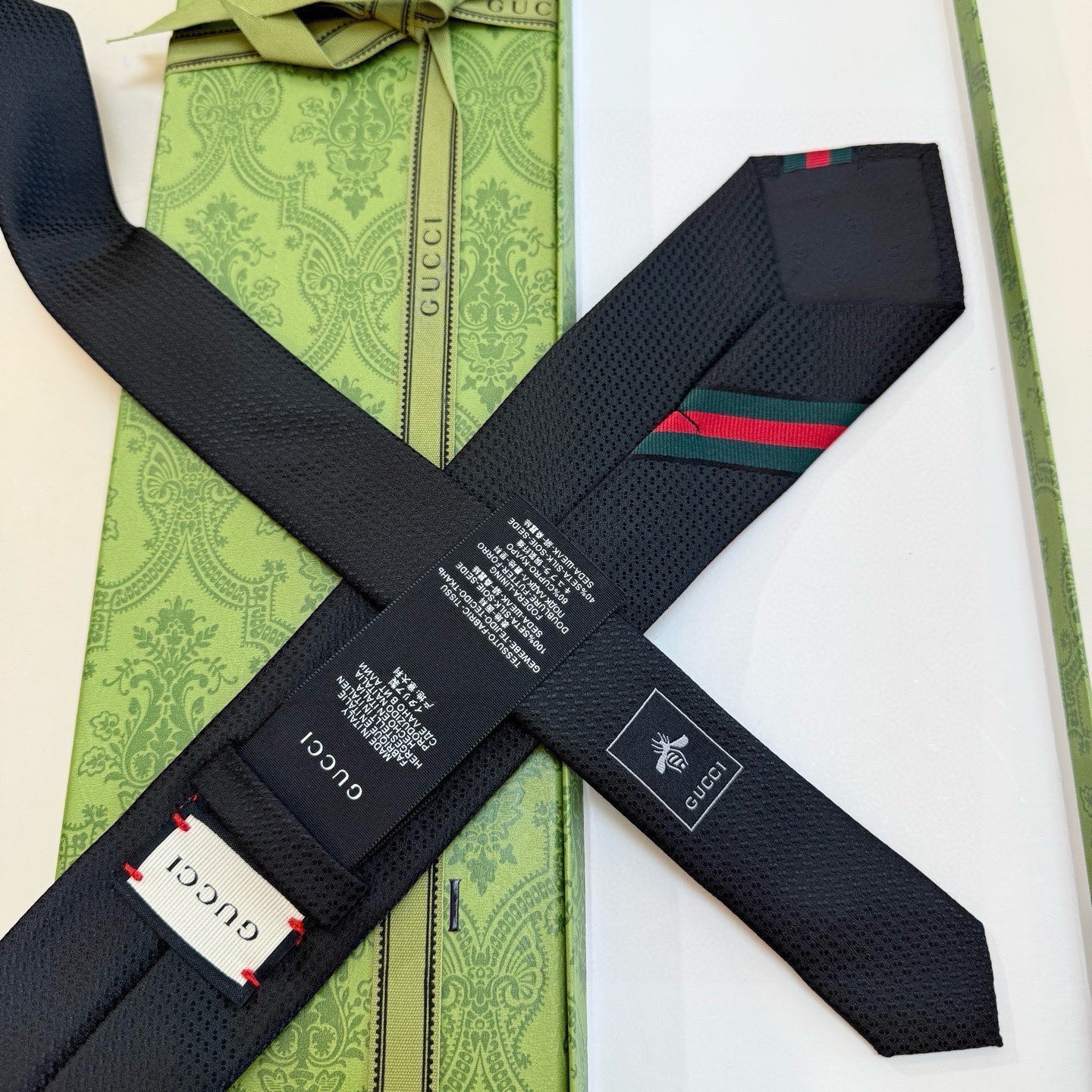 🌾Gucci家这款小蜜蜂真的很吸睛！看了就爱上而且搭配蓝色西服 超级好看了比其他款式都年轻耐看更显气质 