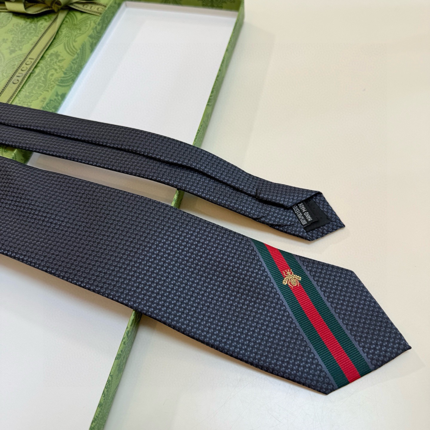 🌾Gucci家这款小蜜蜂真的很吸睛！看了就爱上而且搭配蓝色西服 超级好看了比其他款式都年轻耐看更显气质 